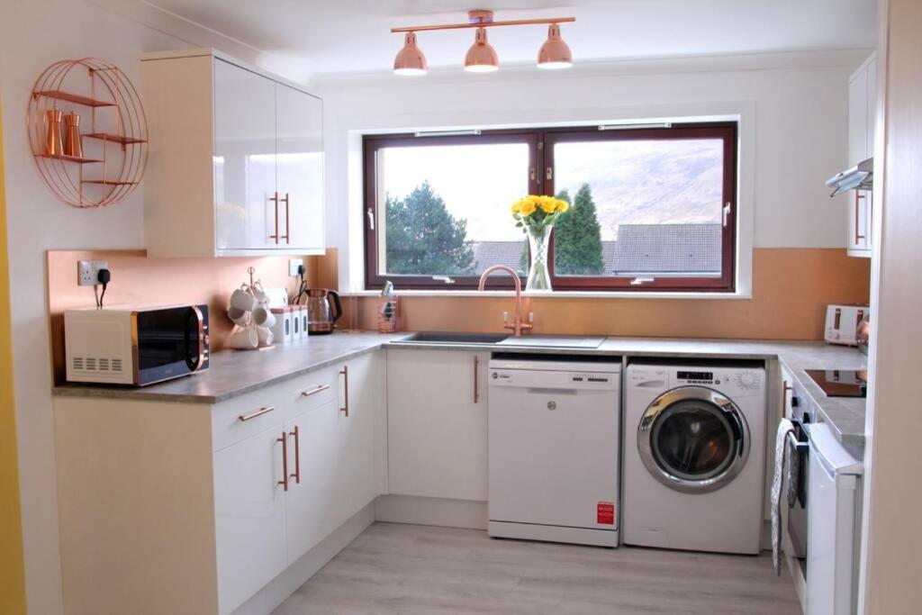 Premium Ground Floor Apartment, Near Fort William Town Centre Екстер'єр фото