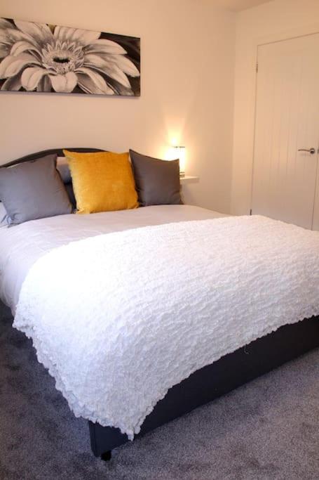 Premium Ground Floor Apartment, Near Fort William Town Centre Екстер'єр фото